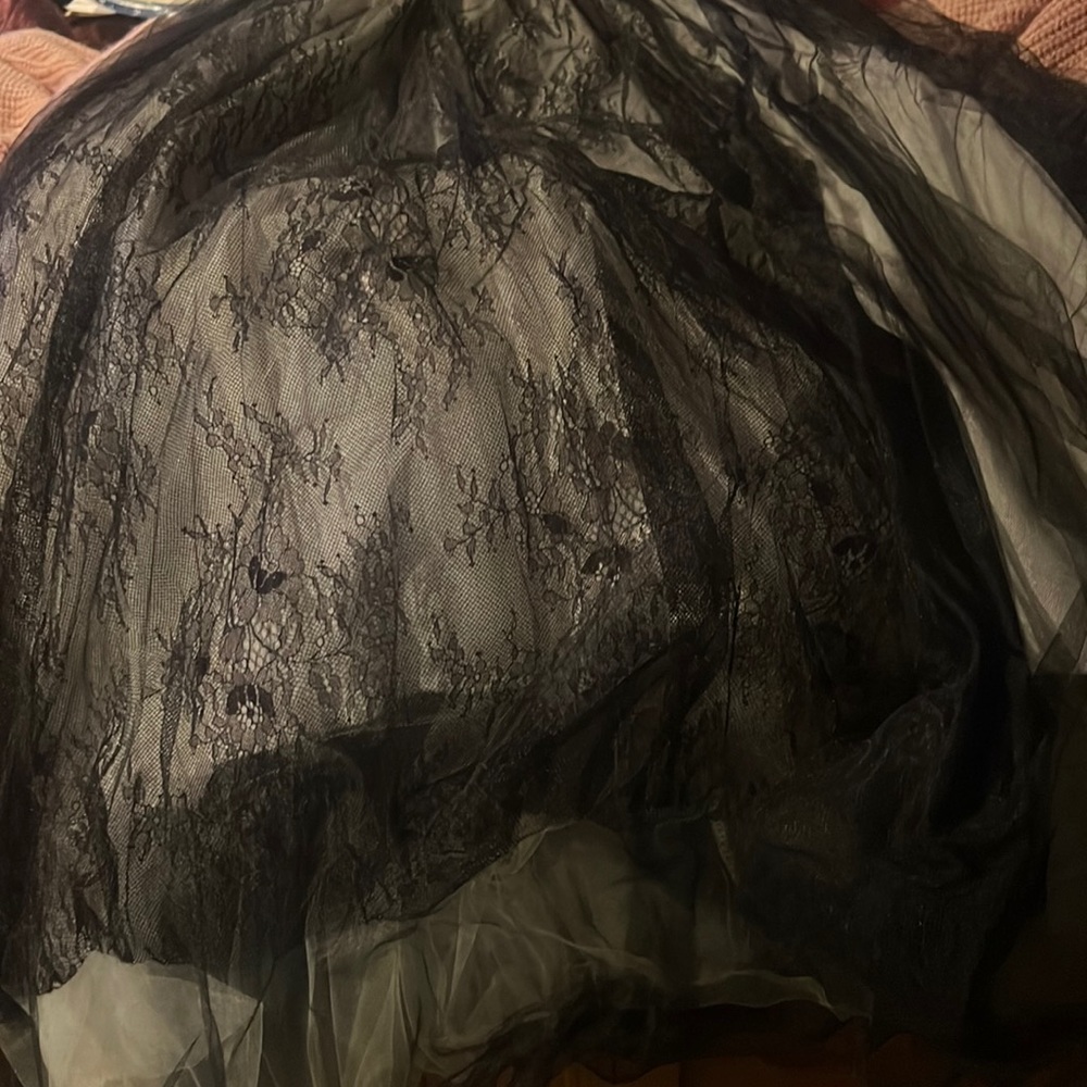 Tulle lace layered large skirt below knee length.